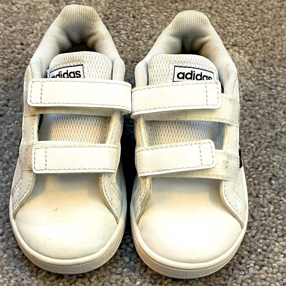 Excellent Condition Adidas (baby/toddler) size 6K
